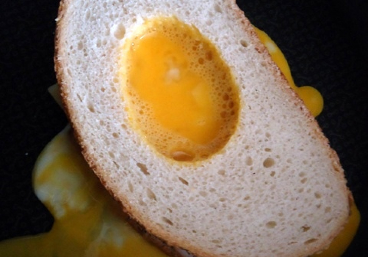 Grzanka z jajkiem, serem i szynką foto