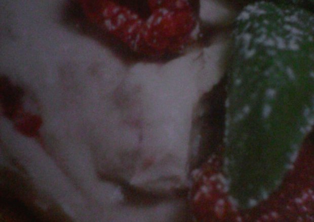 Fotografia przedstawiająca grzanka z malinami i ricottą