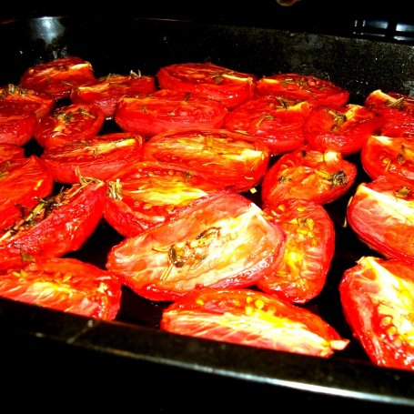 Krok 2 - grzanka z 'pastą' ze świeżego szpinaku i pieczonymi pomidorami foto