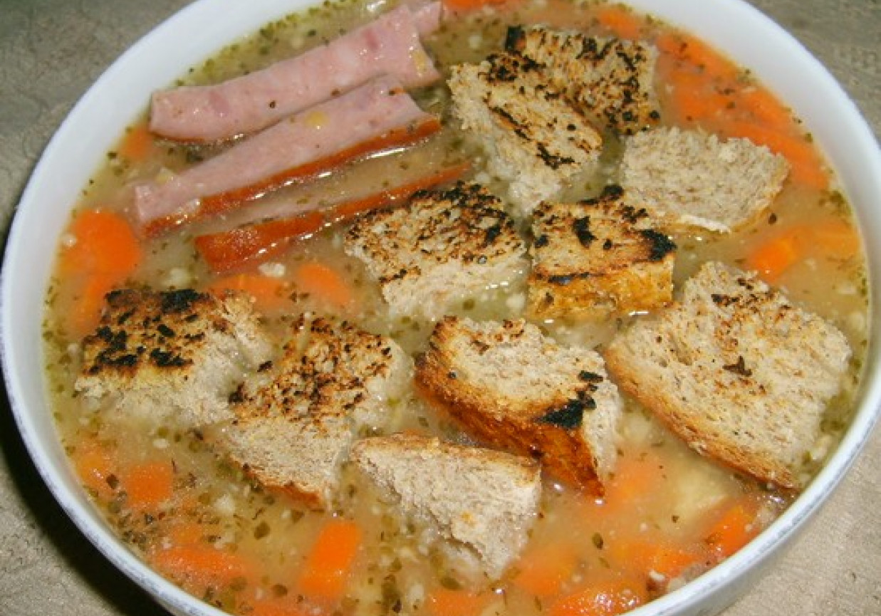 grzanki razowe z grochową zupą.... foto