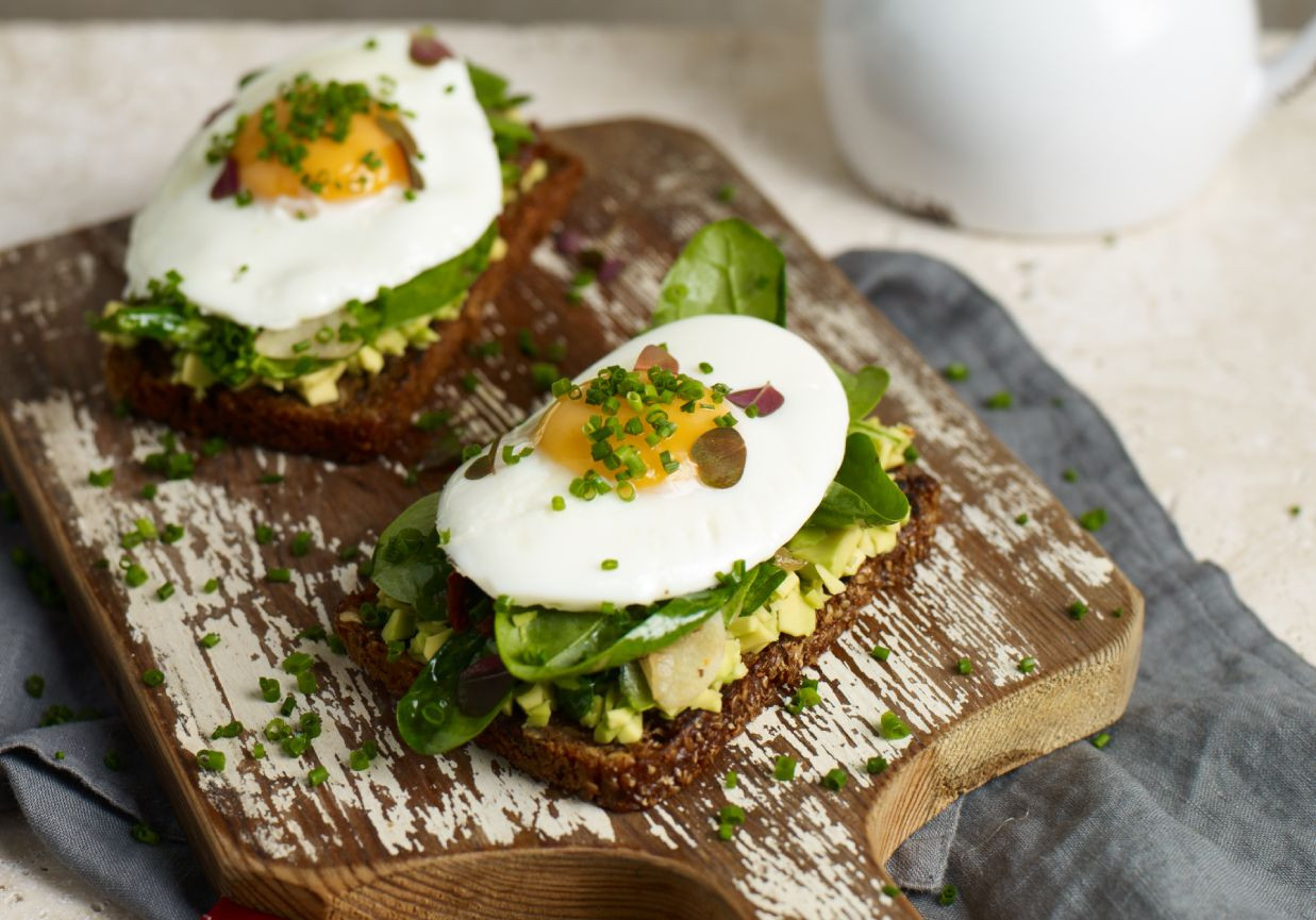 Grzanki z awokado, szpinakiem z suszonymi pomidorami i sadzonym jajkiem foto