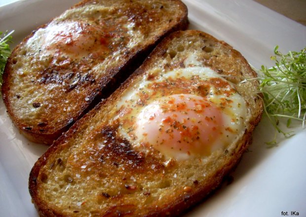 Fotografia przedstawiająca Grzanki z chleba z jajkiem