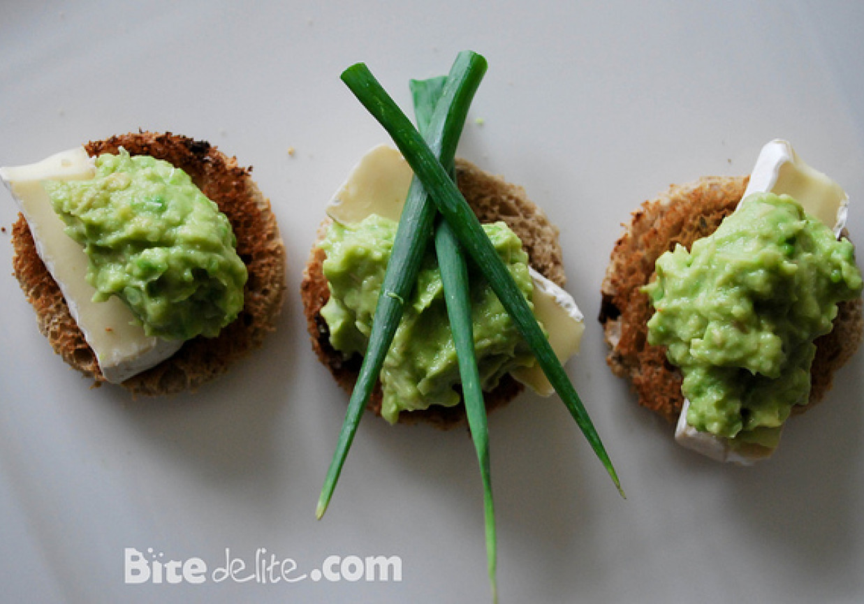 Grzanki z guacamole foto