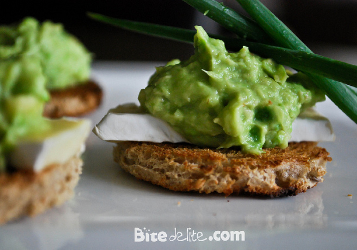 Grzanki z guacamole foto