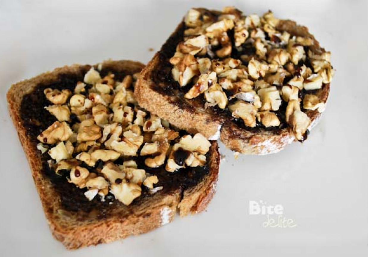 Grzanki z miodem gryczanym i orzechami foto