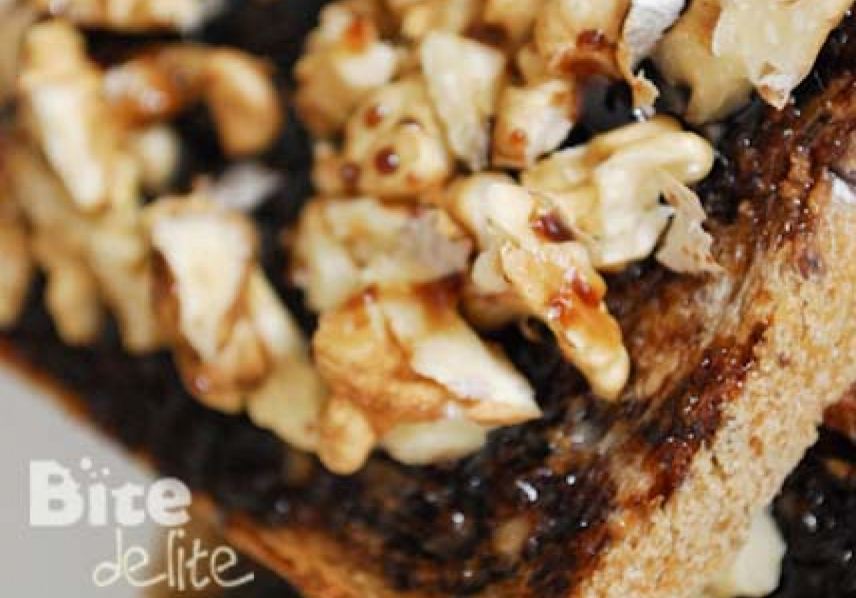 Grzanki z miodem gryczanym i orzechami foto