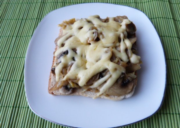 Fotografia przedstawiająca Grzanki z pieczarkami z serem