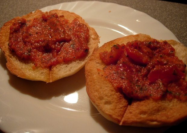 Fotografia przedstawiająca Grzanki z pomidorami