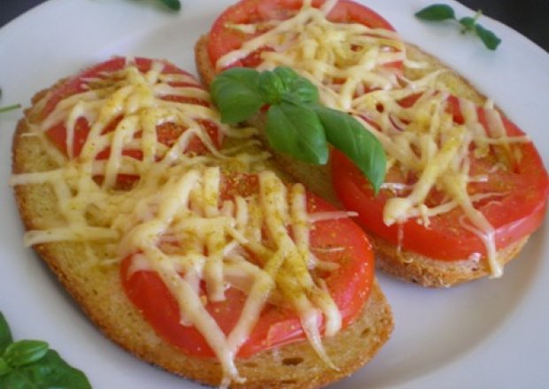 Fotografia przedstawiająca Grzanki z pomidorem i żółtym serem