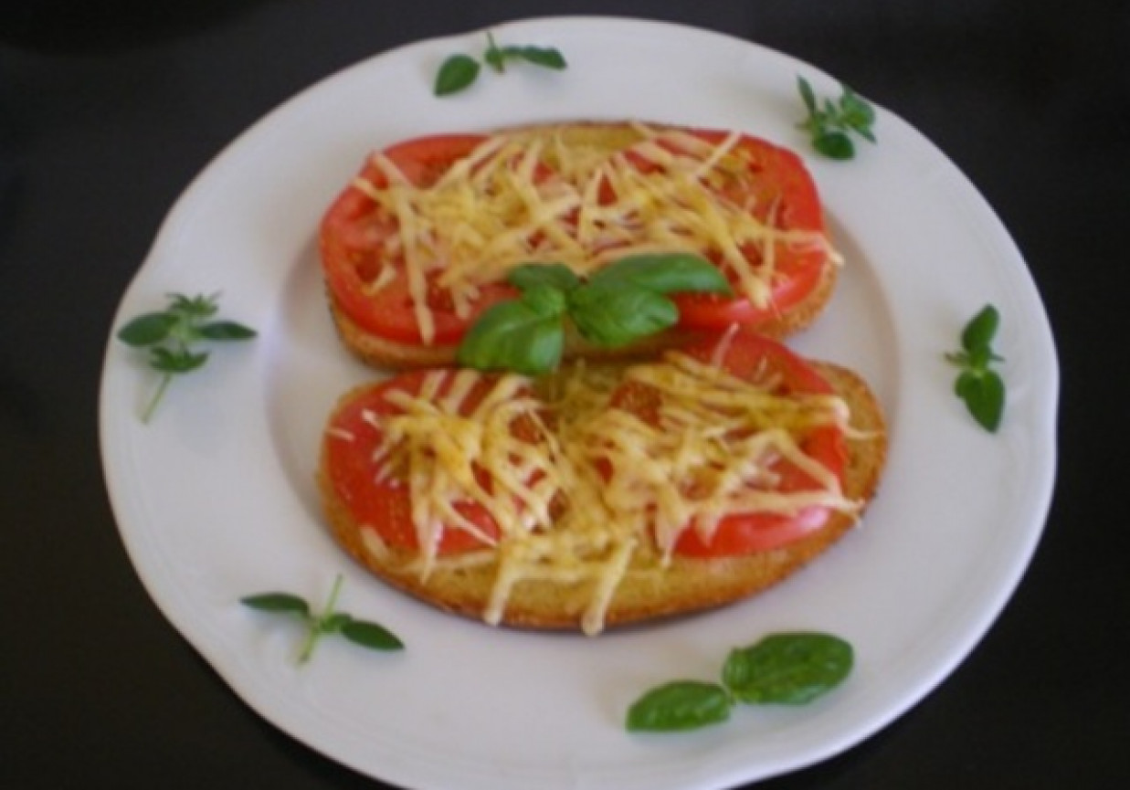 Grzanki z pomidorem i żółtym serem foto