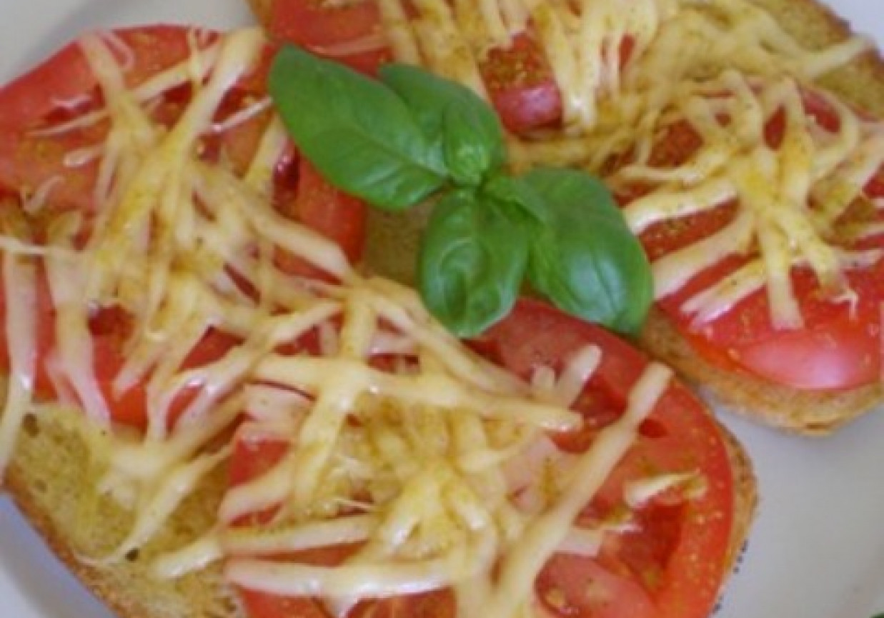 Grzanki z pomidorem i żółtym serem foto
