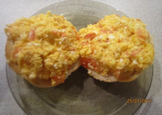 Fotografia przedstawiająca Grzanki z pomidorową jajecznicą