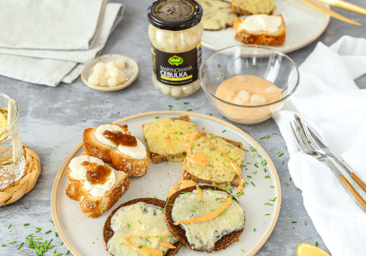 Grzanki z serami i marynowaną cebulką foto
