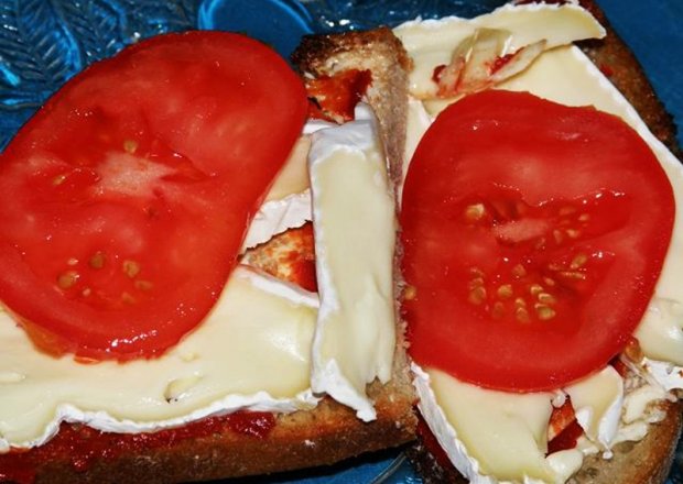 Fotografia przedstawiająca Grzanki z serem Camembert i pastą pomidorową