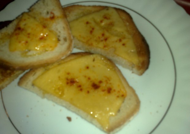 Fotografia przedstawiająca grzanki z serem i papryką