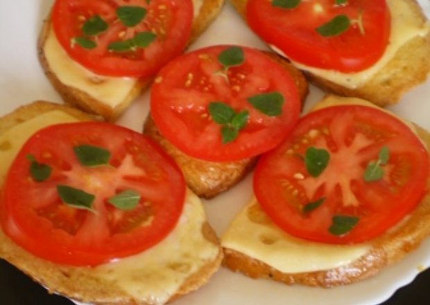 Fotografia przedstawiająca Grzanki z serem i pomidorem