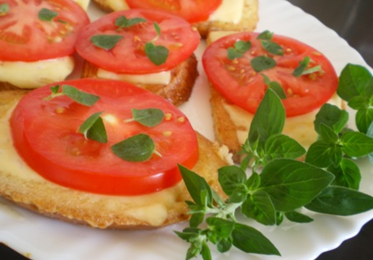 Grzanki z serem i pomidorem foto