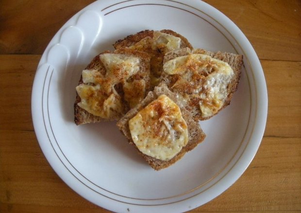 Fotografia przedstawiająca Grzanki z serem i słodką papryką