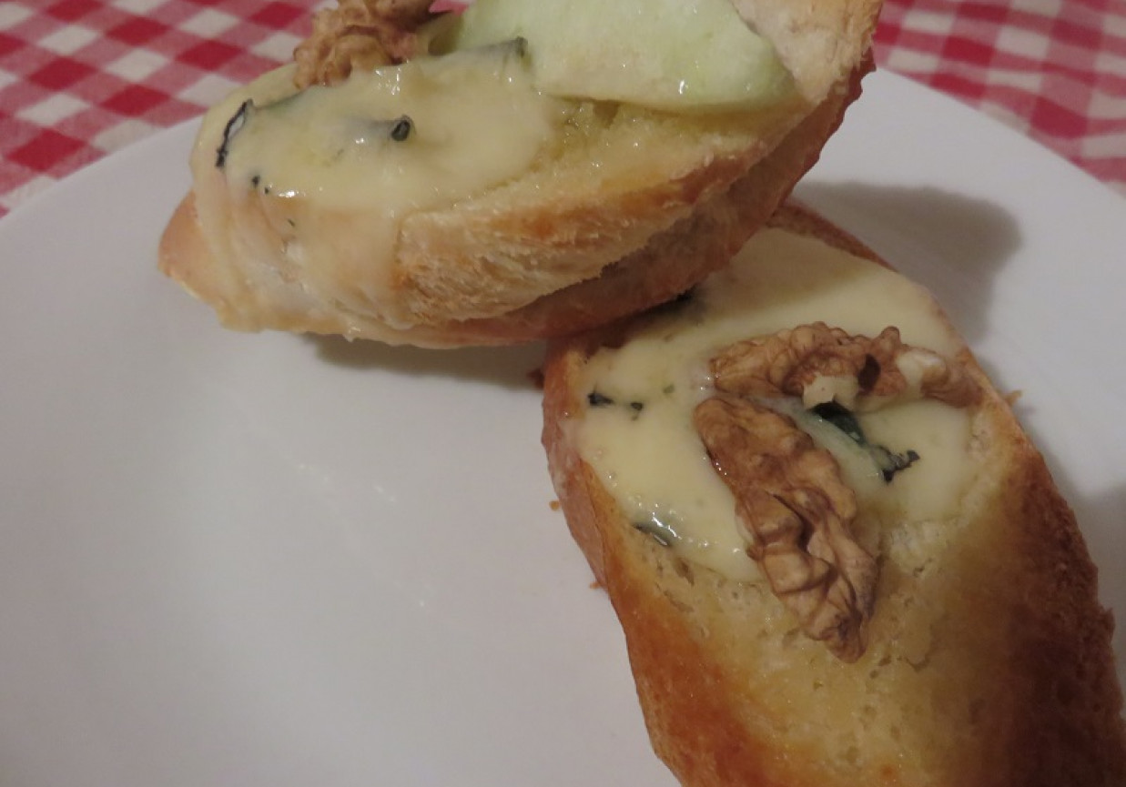 grzanki z serem pleśniowym foto