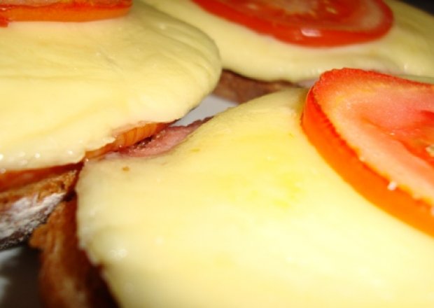 Fotografia przedstawiająca Grzanki z serem, szynką i pomidorem