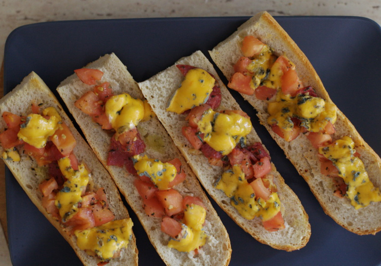 Grzanki Z Suszonymi Pomidorami Kaparami I Serem Plesniowym Doradcasmaku Pl