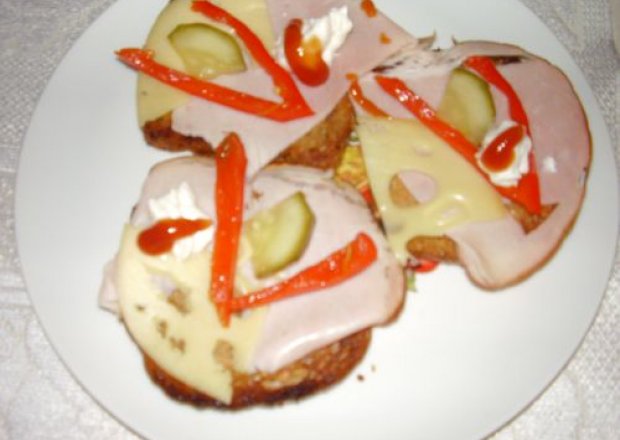 Fotografia przedstawiająca Grzanki z szynką i serem