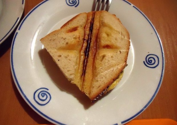 Fotografia przedstawiająca Grzanki z szynką, serem i pieczarkami