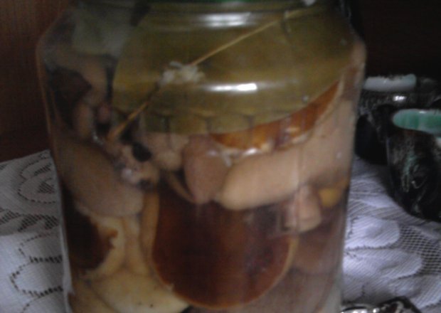Fotografia przedstawiająca grzybki marynowane