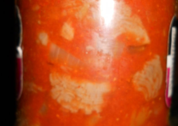 Fotografia przedstawiająca grzybki w pomidorach