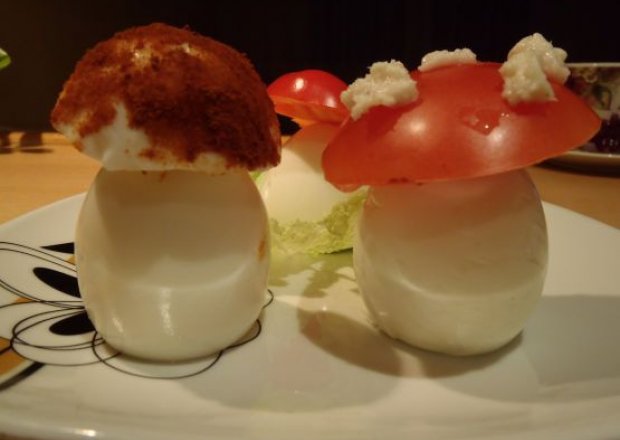Fotografia przedstawiająca Grzybki z jajek i papryki