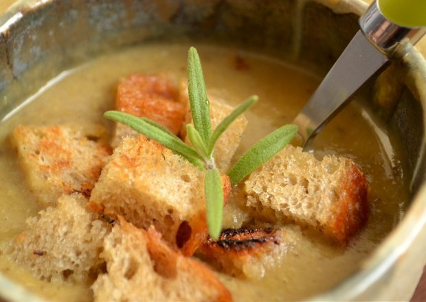 Fotografia przedstawiająca Grzybowa zupa krem z rozmarynem