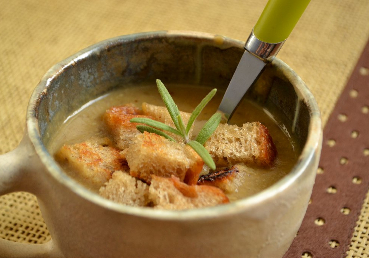 Grzybowa zupa krem z rozmarynem foto