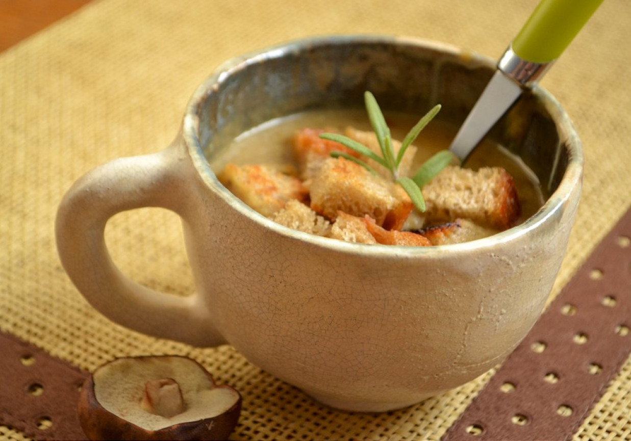 Grzybowa zupa krem z rozmarynem foto
