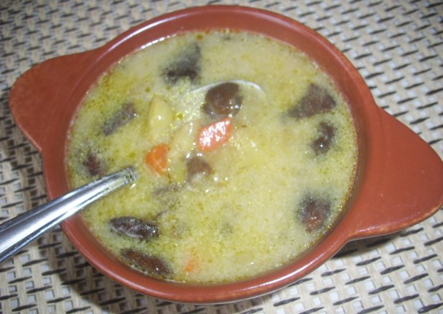 Fotografia przedstawiająca Grzybowa zupa z fasolką