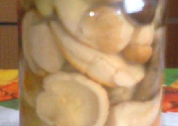 Fotografia przedstawiająca grzyby marynowane