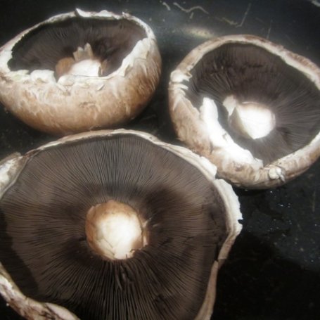 Krok 1 - Grzyby Portobello faszerowane szpinakiem i bekonem foto