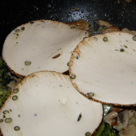 Krok 4 - Grzyby z brokułem w sosie śmietanowo-serowym foto