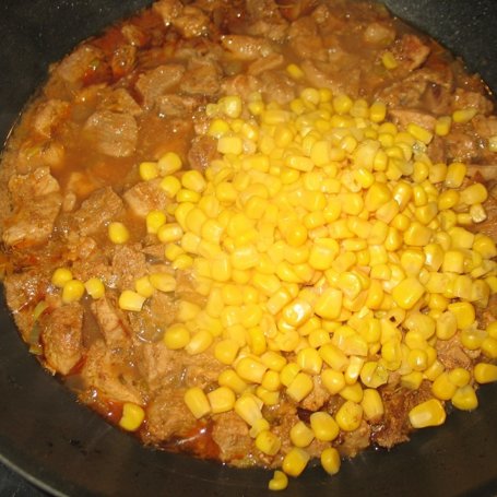 Krok 5 - Gulasz mięsny z kukurydzą i papryką foto