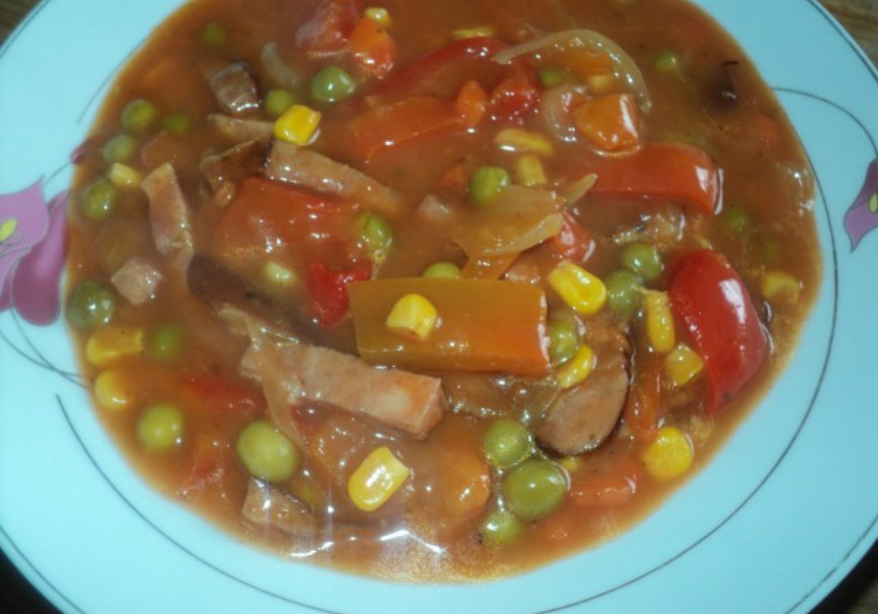 Gulasz paprykowy z kiełbasą foto