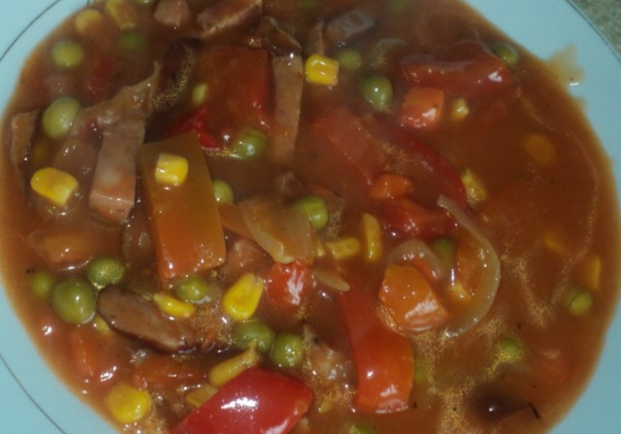 Gulasz paprykowy z kiełbasą foto