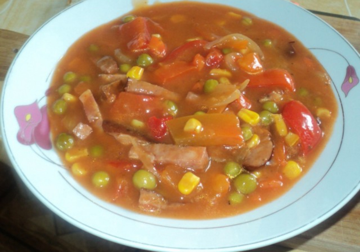 Gulasz paprykowy z kiełbasą foto