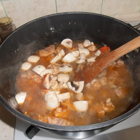 Krok 4 - Gulasz segedyński z papryką i pieczarkami foto