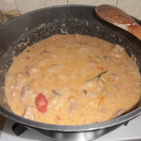 Krok 5 - Gulasz segedyński z papryką i pieczarkami foto