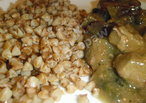 Fotografia przedstawiająca Gulasz stekowy w sosie z marynowanym pieprzem zielonym