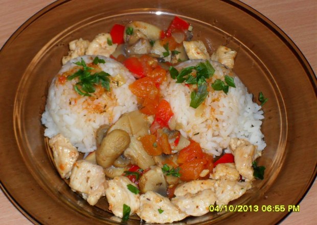 Fotografia przedstawiająca Gulasz warzywny z kurczakiem i ryżem