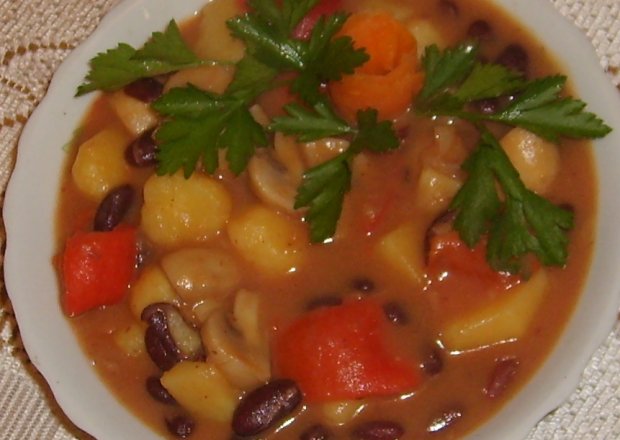Fotografia przedstawiająca Gulasz warzywny z pieczarkami albo gęsta zupka