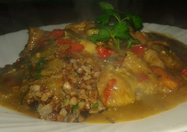 Fotografia przedstawiająca Gulasz wieprzowy z curry i kasą