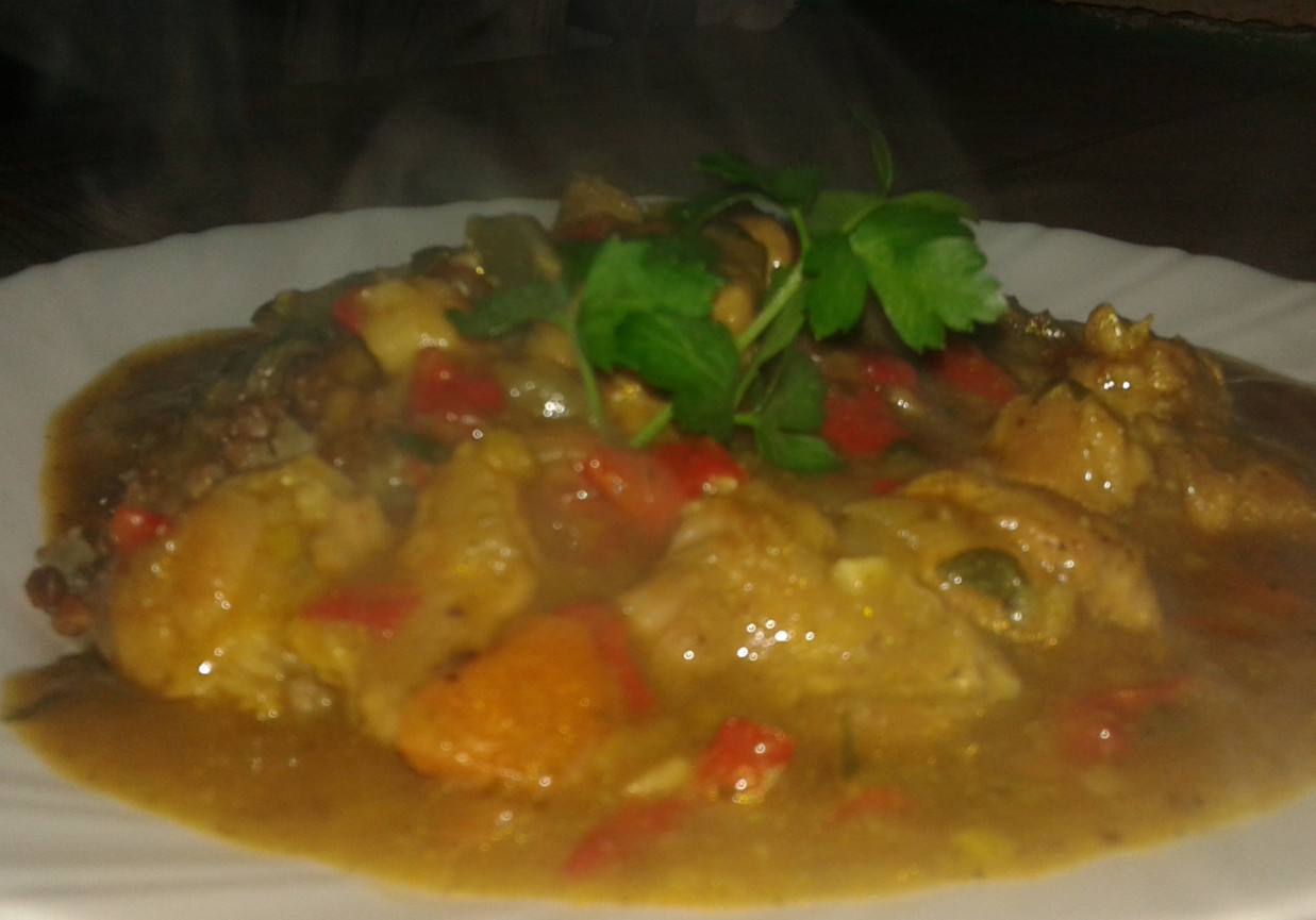 Gulasz wieprzowy z curry i kasą  foto