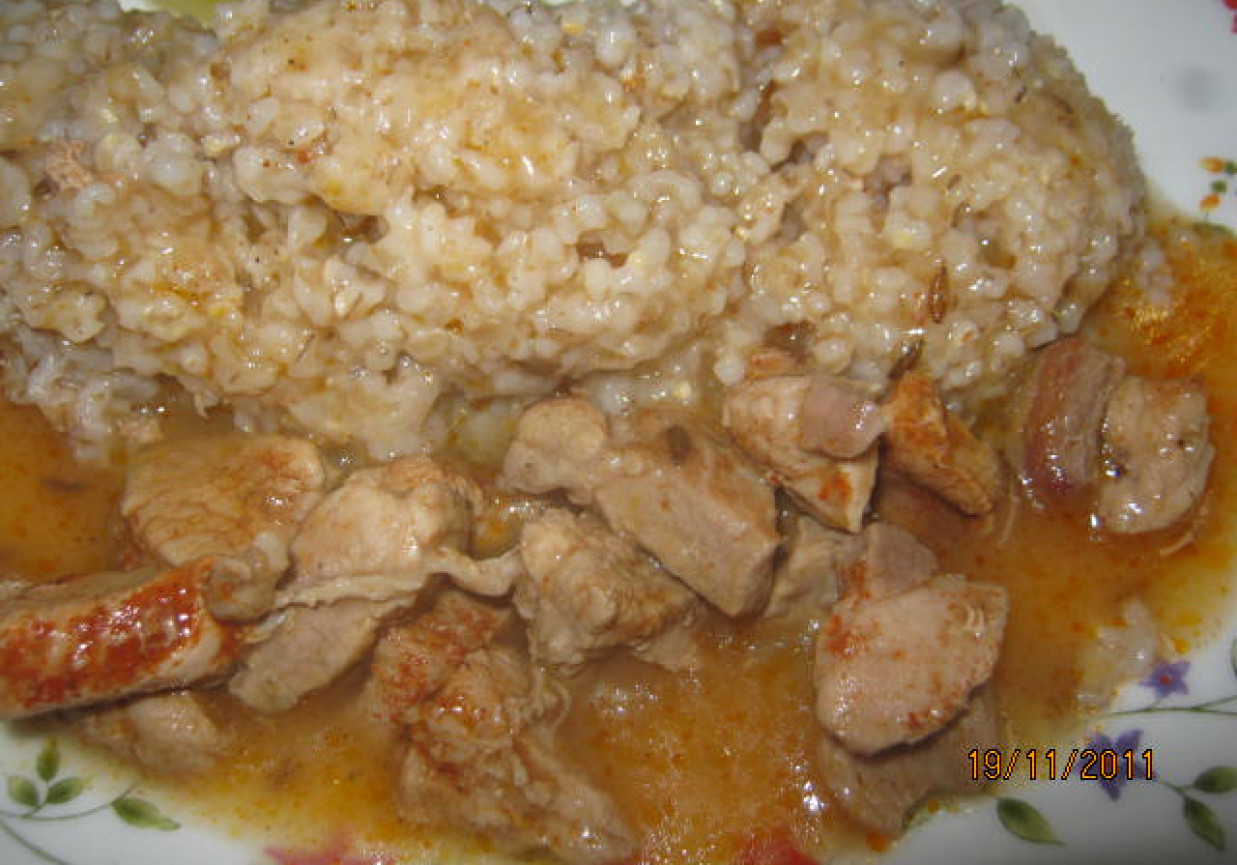 Gulasz wieprzowy z kaszą foto