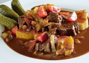 Jak zrobić gulasz wołowy z papryką? foto